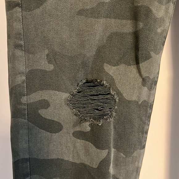 American Eagle Next Level Stretch pants in dark green camo - Picture 2 of 4